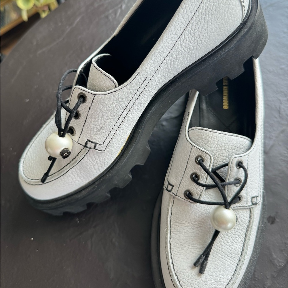 Nicholas Kirkwood white leather penny loafers, with pearl tie. Size 39